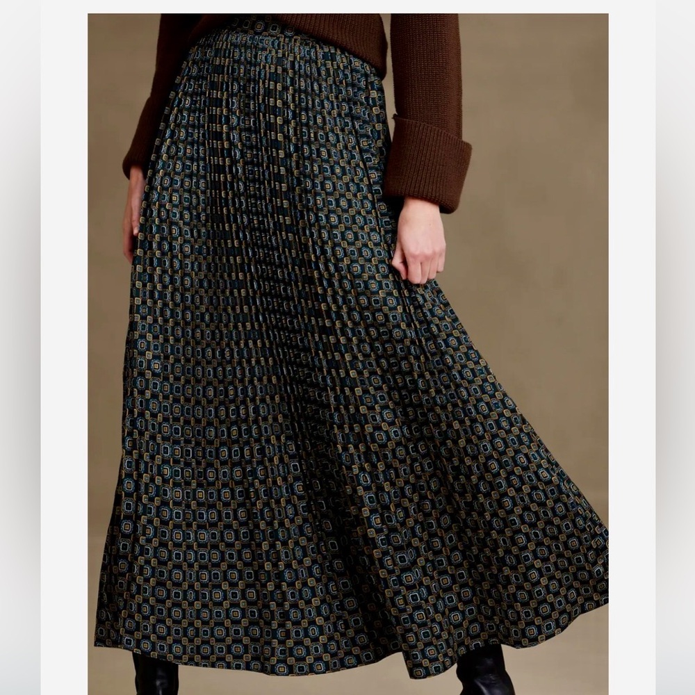 BANANA REPUBLIC PLEATED MAXI SKIRT. SIZE 4. FLOWY, SILKY, LINED SKIRT. BACK ZIP